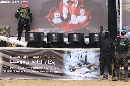 Hamas e il palco dell'orrore: esposte le bare dei 4 ostaggi morti 13