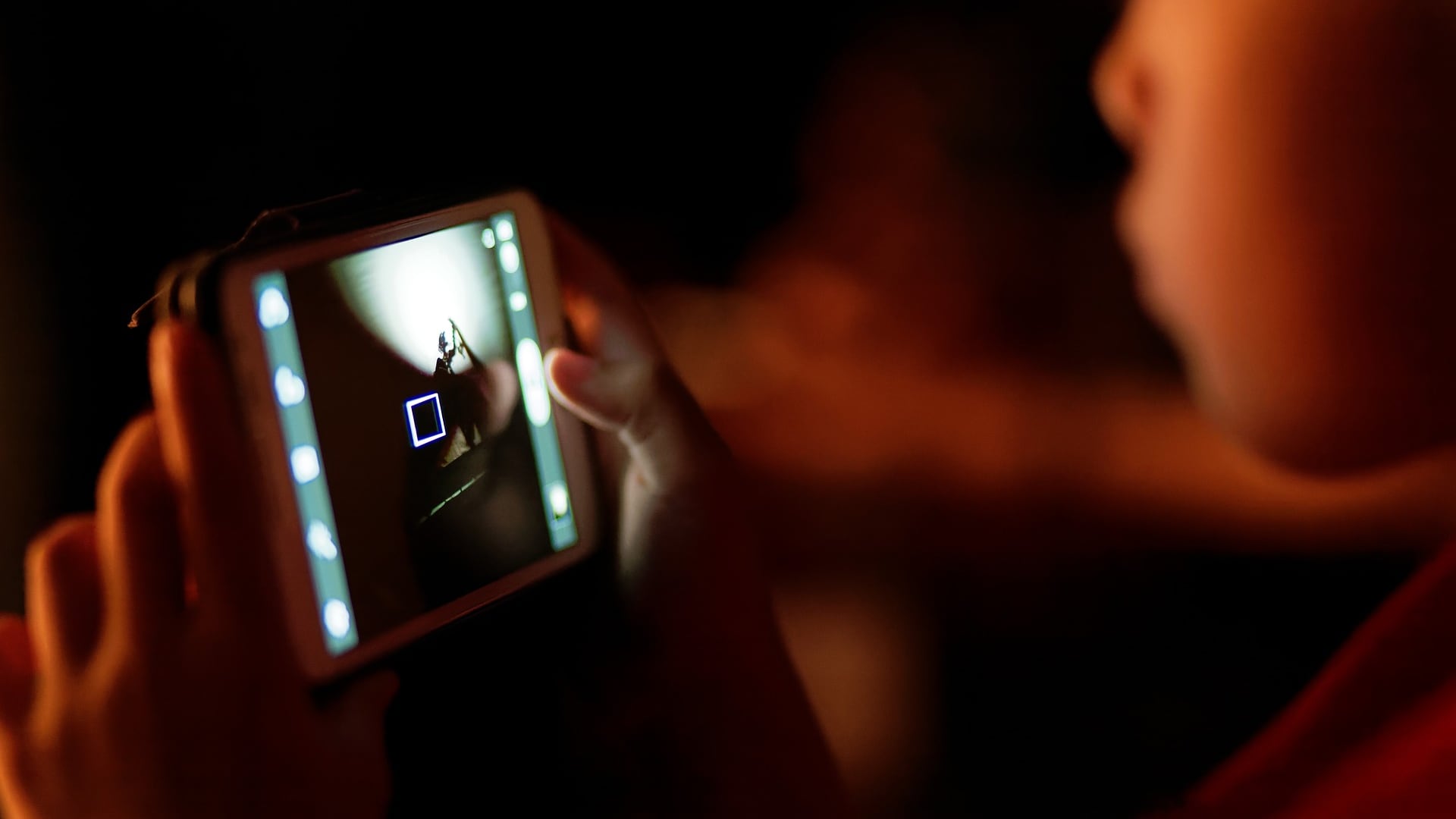 L'ultima battaglia degli ex 5S: vietare il cellulare ai ragazzini