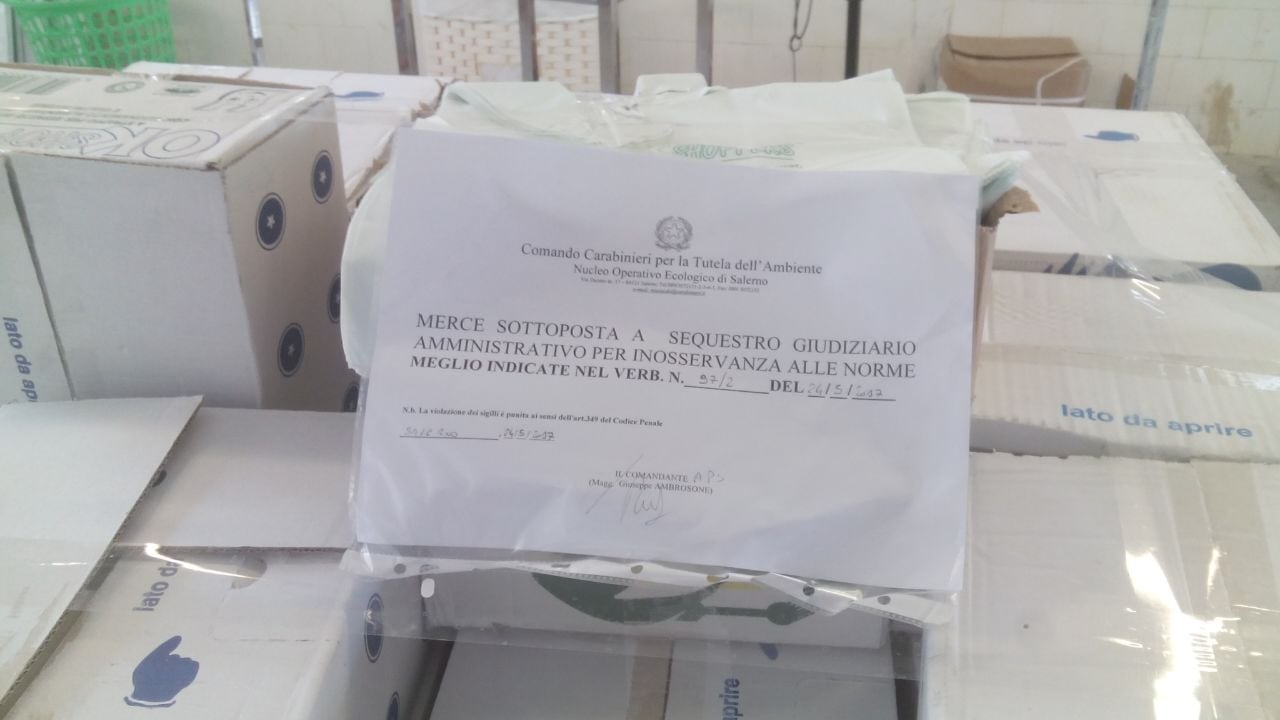 Sacchetti fuorilegge: via al maxi sequestro nel negozio cinese