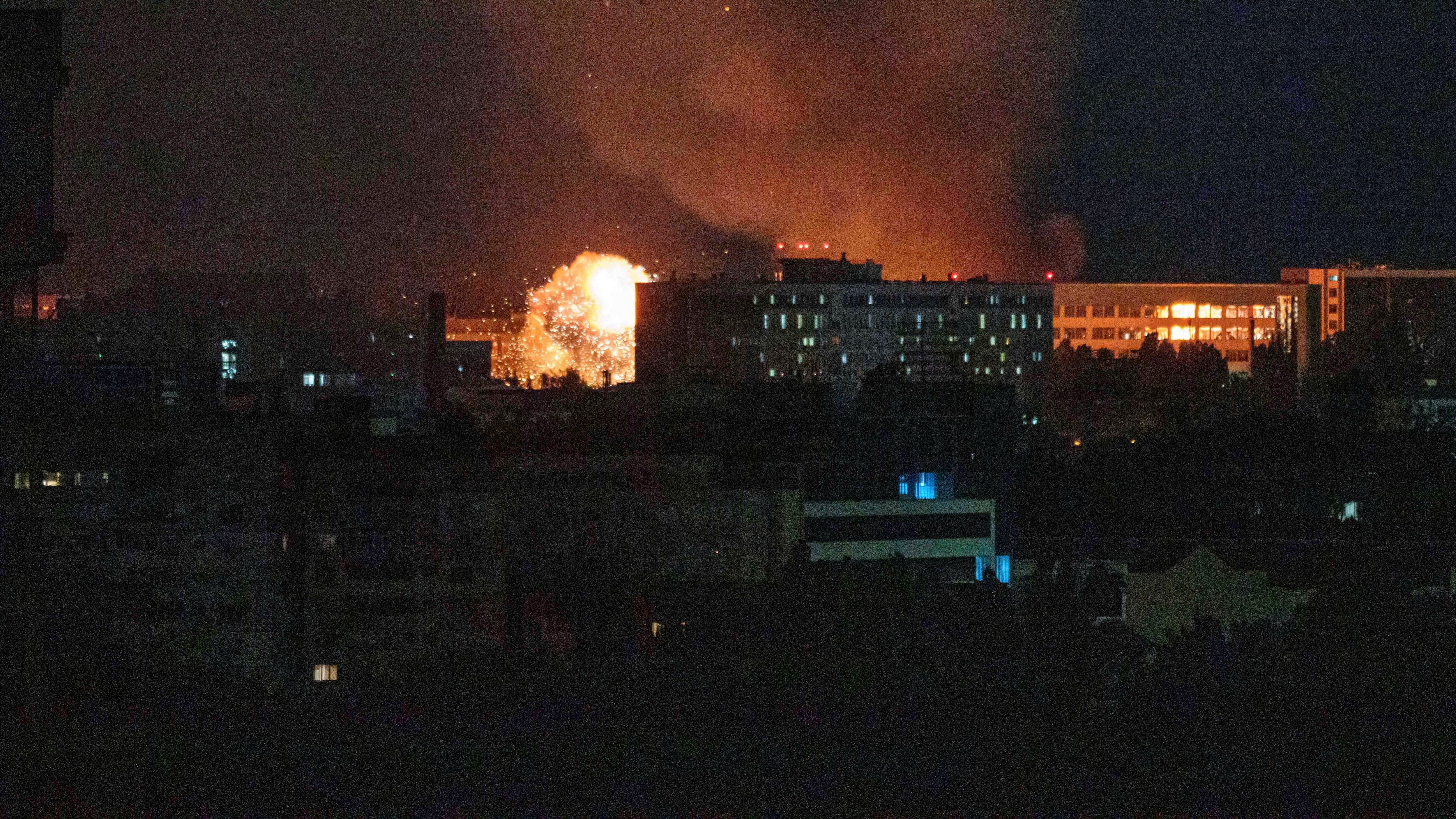 Ucraina, pioggia di missili su Kiev: Trump manda Witkoff a Mosca. Putin ora vuole la pace a lungo "termine"