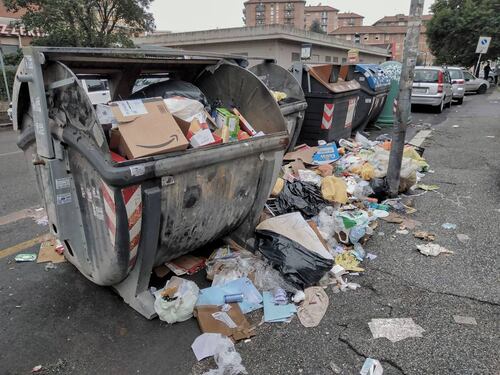 Raccolta rifiuti e trasporti: i cittadini bocciano Roma