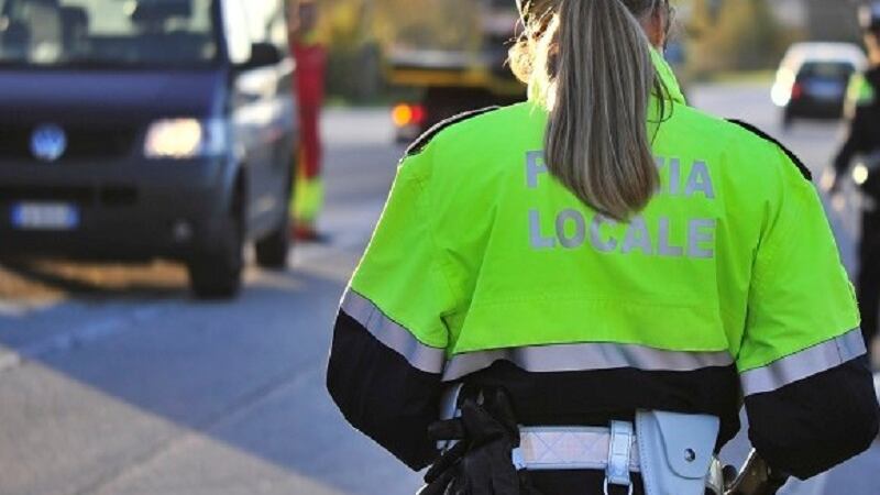 Serenata abusiva per due bambine, strada bloccata dal concerto del neomelodico
