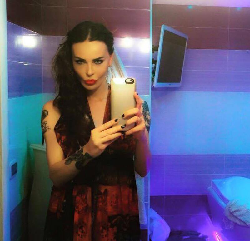 Nina Moric, battute e foto sexy su Facebook 20