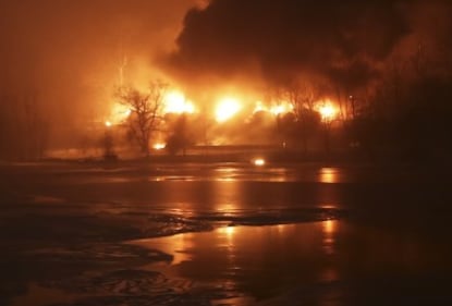 Treno deragliato, enorme incendio nel West Virginia 3