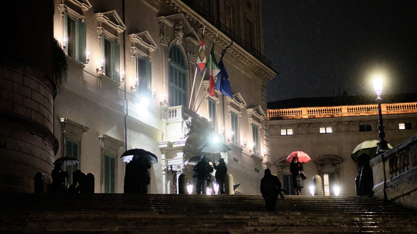 Draghi riarreda Palazzo Chigi. "Ma non si trovano 11 bavaglini"