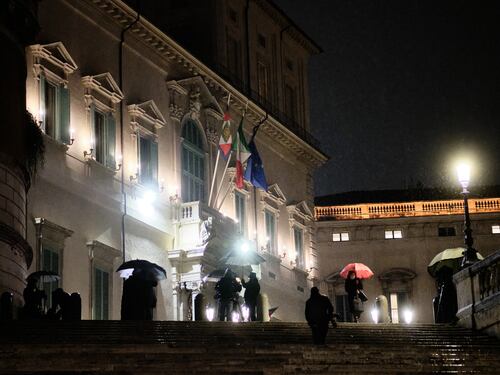 Draghi riarreda Palazzo Chigi. "Ma non si trovano 11 bavaglini"
