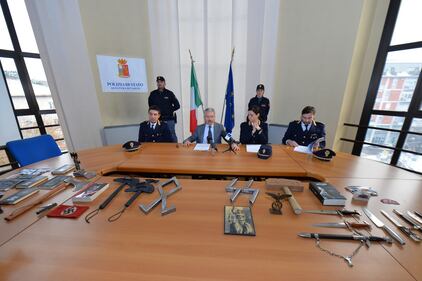 Naziskin, l'arsenale trovato nella sede di Varese 4