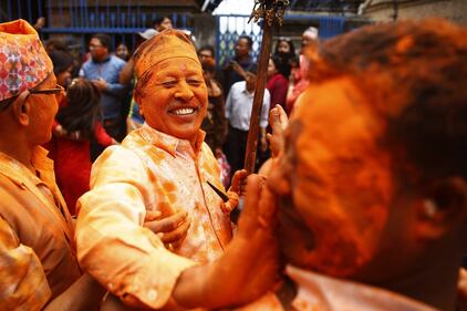 Bhaktapur si colora per il festival nepalese del Sindoor 2