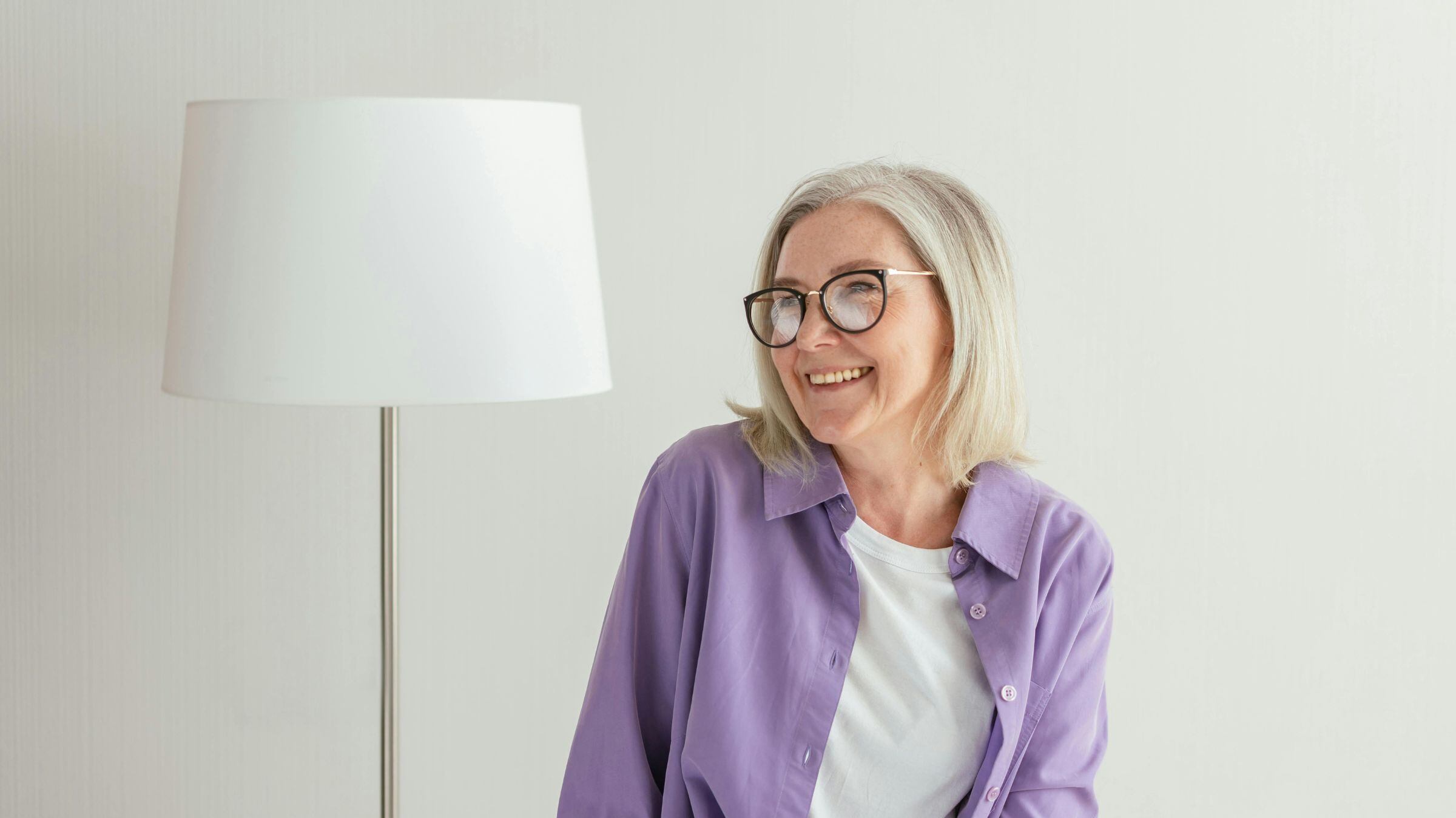 Quale taglio di capelli scegliere se indossi gli occhiali, il dilemma dopo i 50 anni: ecco alcune idee