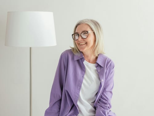 Quale taglio di capelli scegliere se indossi gli occhiali, il dilemma dopo i 50 anni: ecco alcune idee