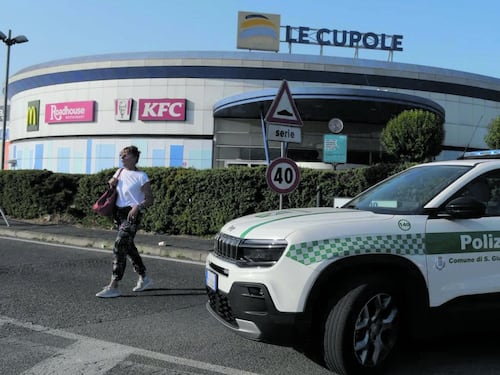 “Salterete in aria”: evacuati 6 centri commerciali