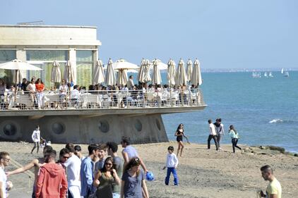 Voglia di mare: a Ostia si torna già in spiaggia 7