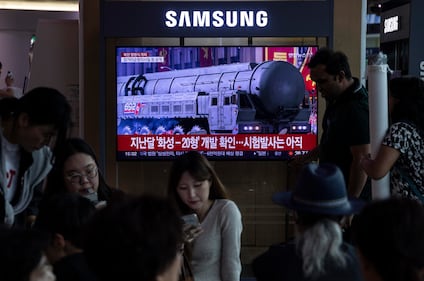 Missli e nuove armi: le foto della super parata militare nordcoreana 1