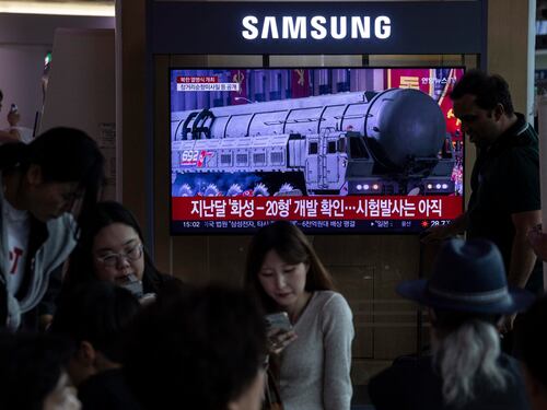 Missli e nuove armi: le foto della super parata militare nordcoreana