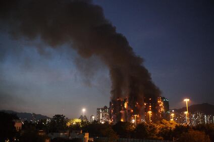 Vasto incendio a Hong Kong: le immagini del complesso residenziale in fiamme 6