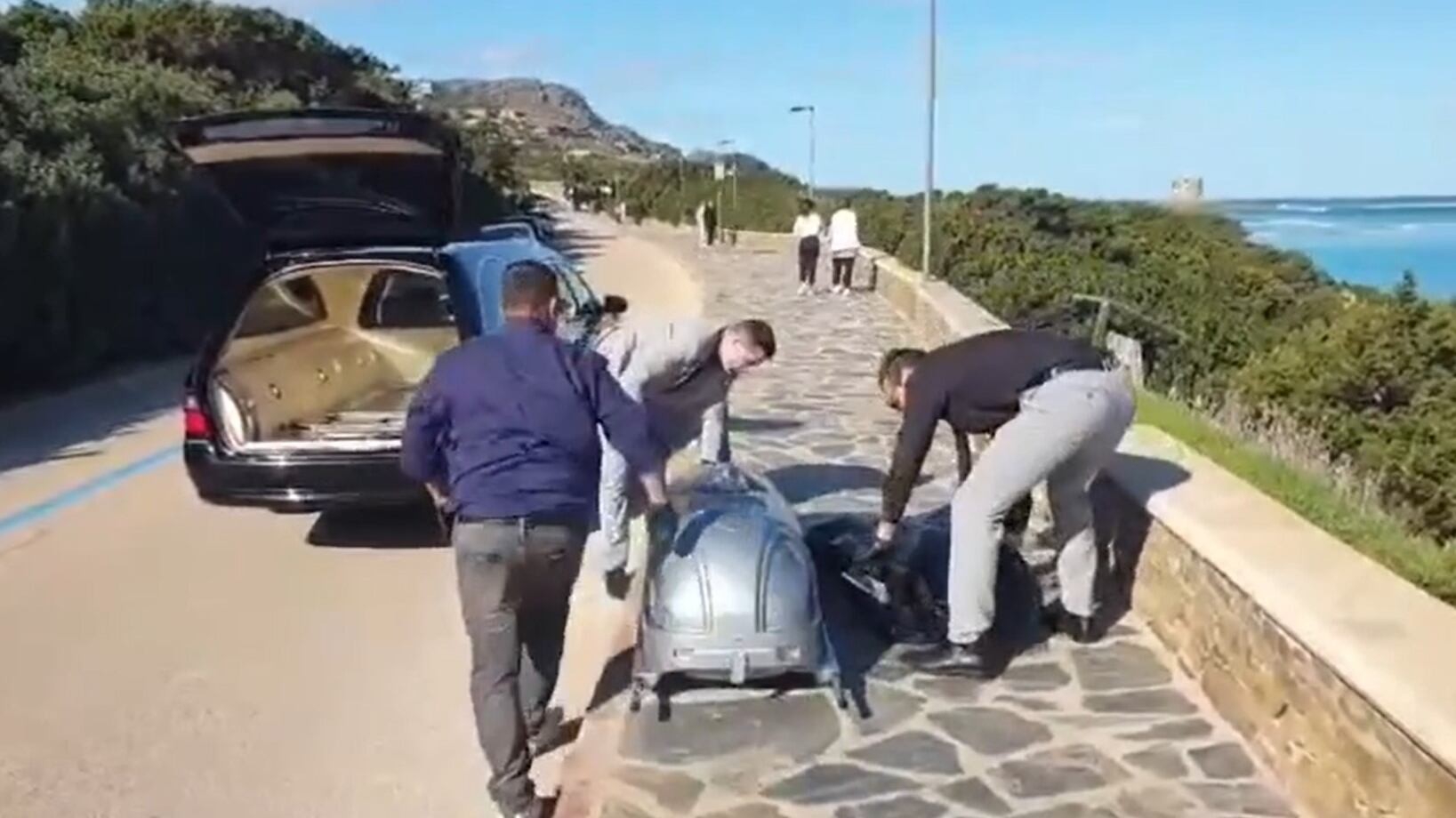 Orrore in Sardegna, corpo senza testa in spiaggia: è giallo