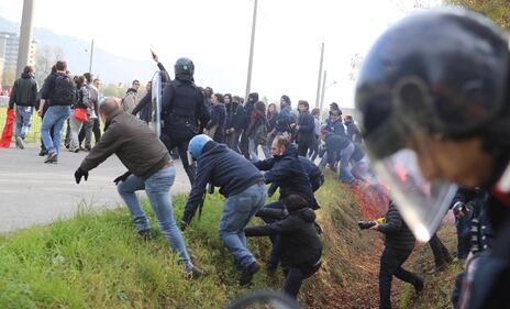 Renzi a Brescia: scontri tra polizia e antagonisti 5
