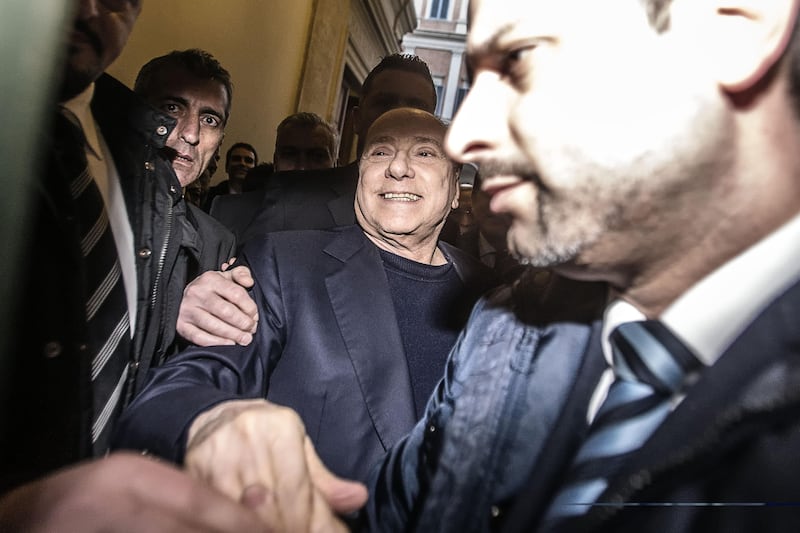 Berlusconi tra i sostenitori a Palazzo Grazioli 3