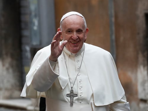 Papa Francesco senza mascherina. Un errore che dà una speranza