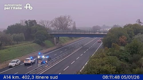 Assalto a un portavalori lungo la A14 con chiodi e fumogeni: le foto 3