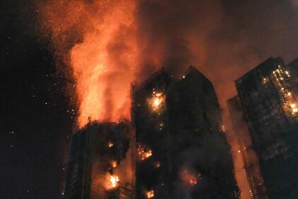 Vasto incendio a Hong Kong: le immagini del complesso residenziale in fiamme 7
