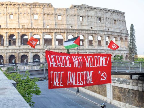 Blitz dei comunisti pro Palestina, striscione al Colosseo: "Herzog non è il benvenuto"