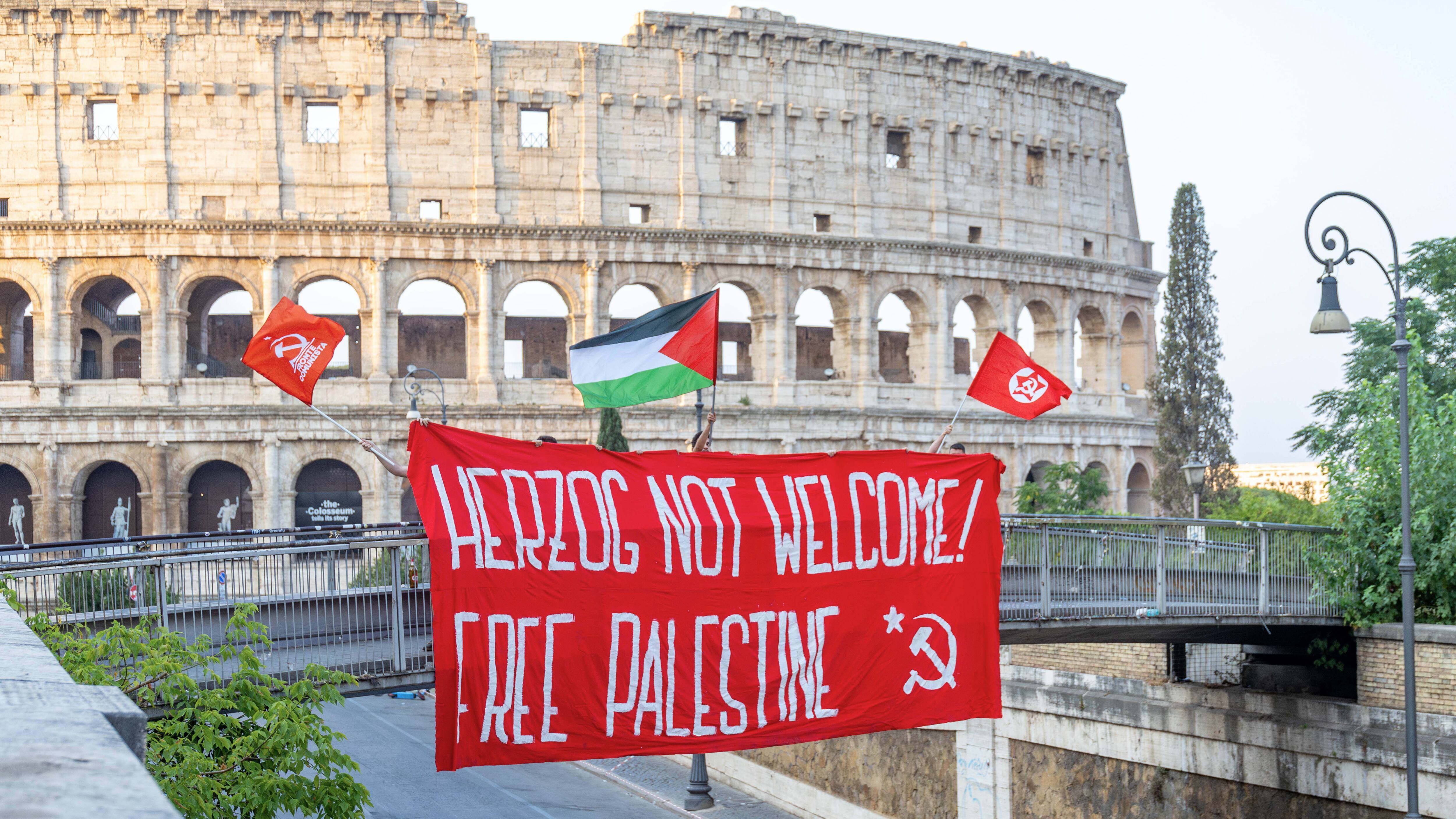 Blitz dei comunisti pro Palestina, striscione al Colosseo: "Herzog non è il benvenuto"