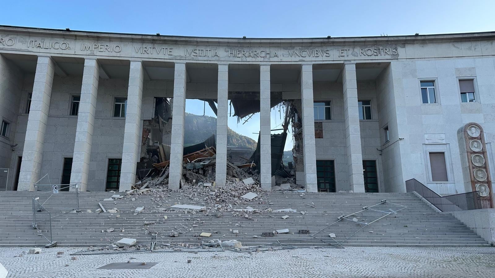 Crolla il Tribunale di Bolzano, dubbi sulle cause: “Troppe domande”. Gli estremisti festeggiano: “Era un tempio fascista”