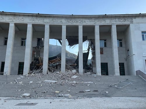 Crolla il Tribunale di Bolzano, dubbi sulle cause: “Troppe domande”. Gli estremisti festeggiano: “Era un tempio fascista”