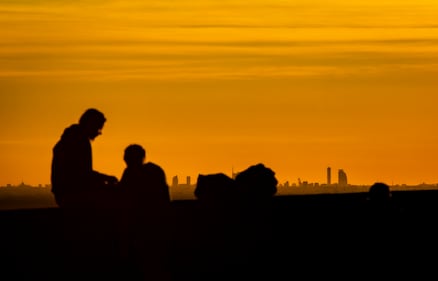 Il vento spazza via nubi e smog: da Bergamo si vede lo skyline di Milano 10