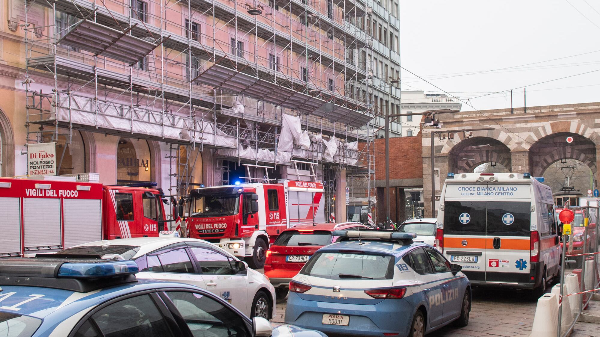 Incendio sul tetto di un palazzo storico in via Manzoni