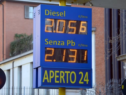 Sconto sulla benzina, bollette a rate: cosa c'è nel dl anti rincari