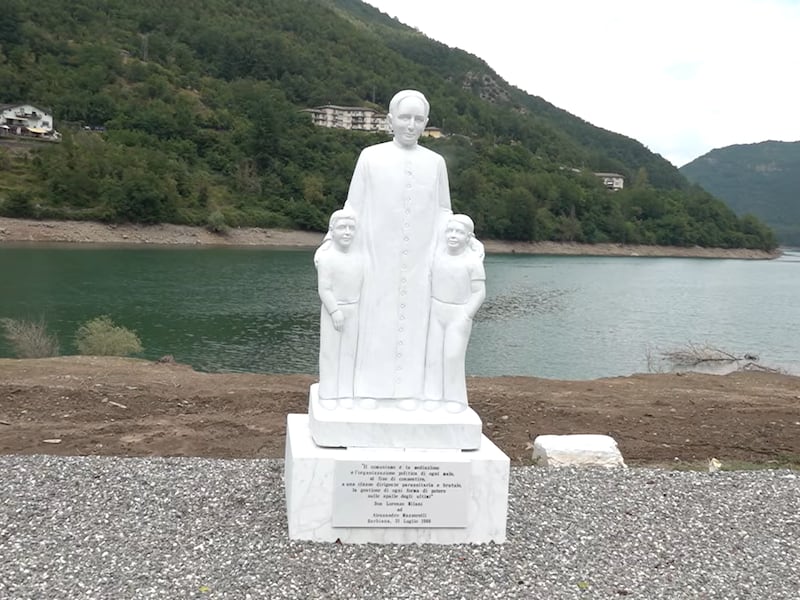 La statua di Don Milani finisce in tribunale dopo 61 anni: ricorso contro la targa sul comunismo