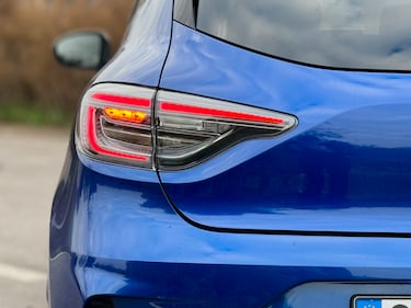 Renault Clio E-Tech: guarda la gallery della citycar ibrida francese 9