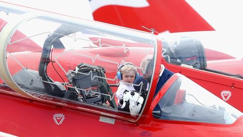 Che capricci, principe George! Tutte le foto alla base militare della Raf e dello "scivolone" sexy di Kate 10