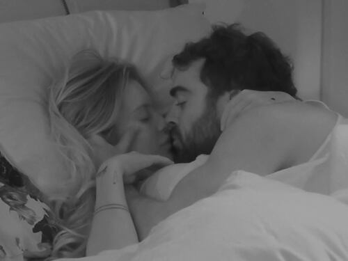 Il Gf Vip si fa hot: scattano i baci sotto le coperte. Censurate le immagini