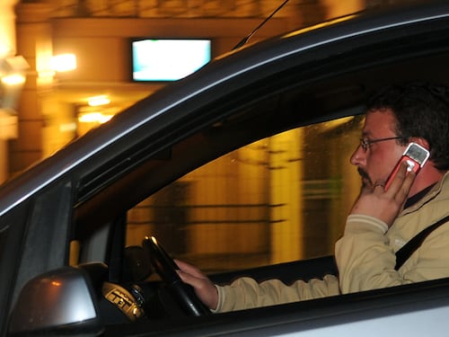 Gb, tolleranza zero per il telefono al volante: si rischia la galera