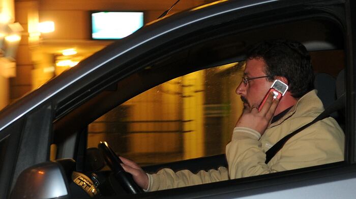 Gb, tolleranza zero per il telefono al volante: si rischia la galera