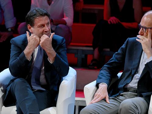 Ognuno con la sua bandierina. Opposizione avanti sempre divisa