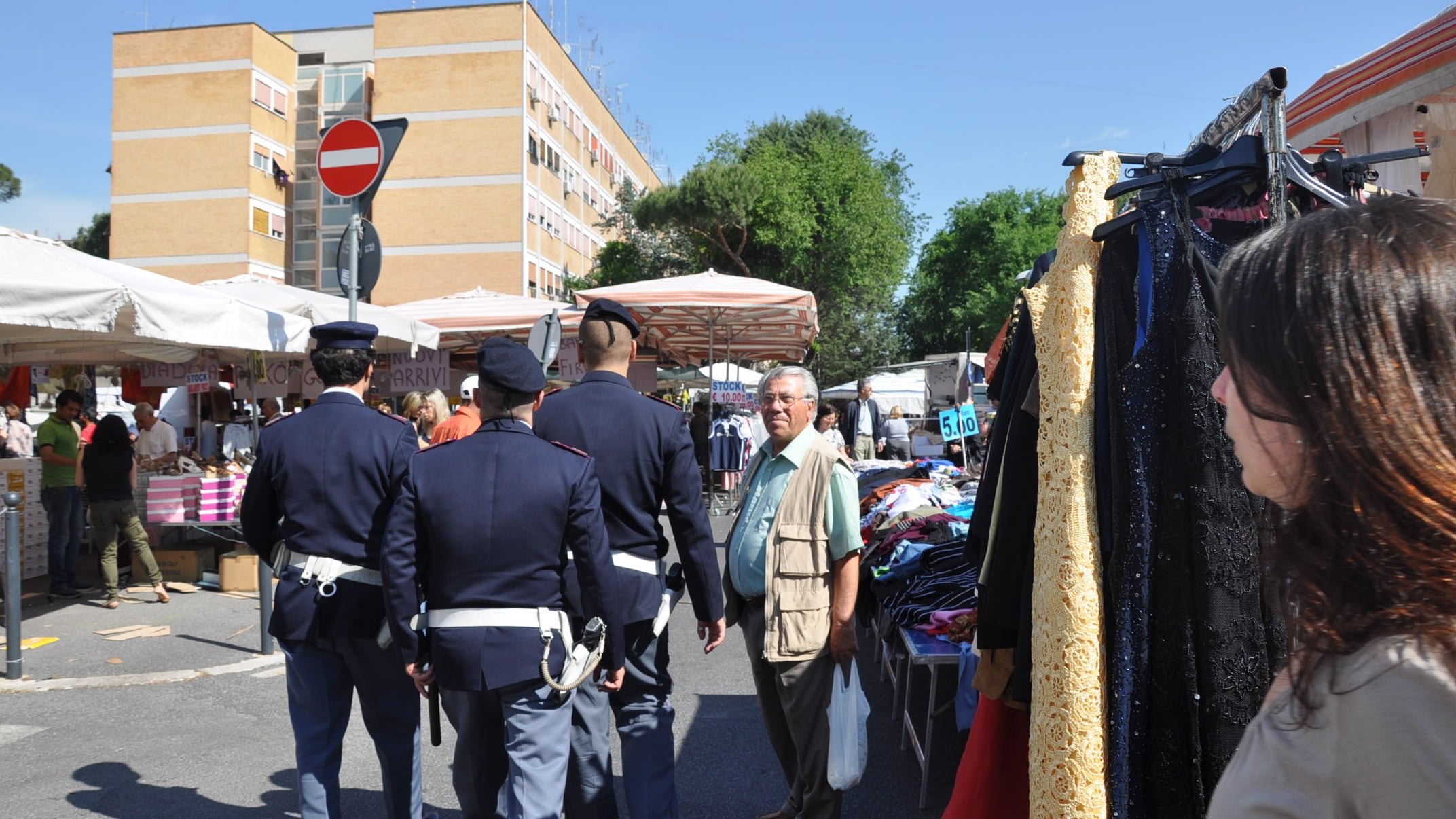 La bancarella parla straniero: gli ambulanti italiani ormai in minoranza