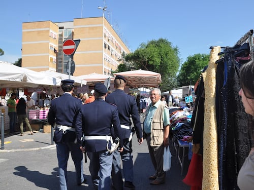 La bancarella parla straniero: gli ambulanti italiani ormai in minoranza