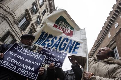 Blitz delle forze dell'ordine: rimosso lo striscione "È colpo di Stato" 17