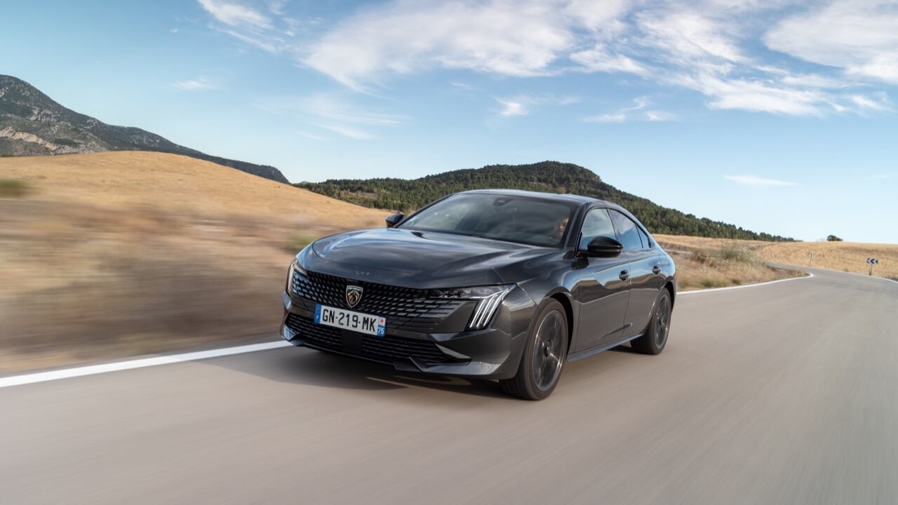 Peugeot 508, prova in anteprima del restyling con l'ibrido plug-in da 180 CV e allestimento GT