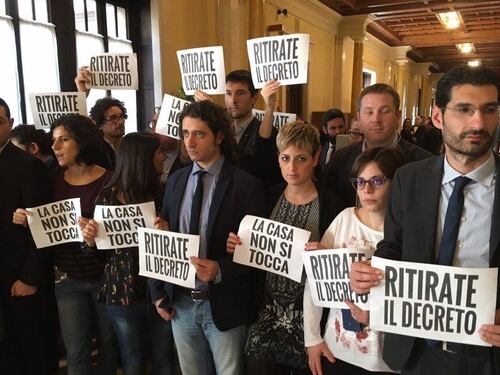 Mutui, scudo umano in Commissione e bagarre del M5S alla Camera