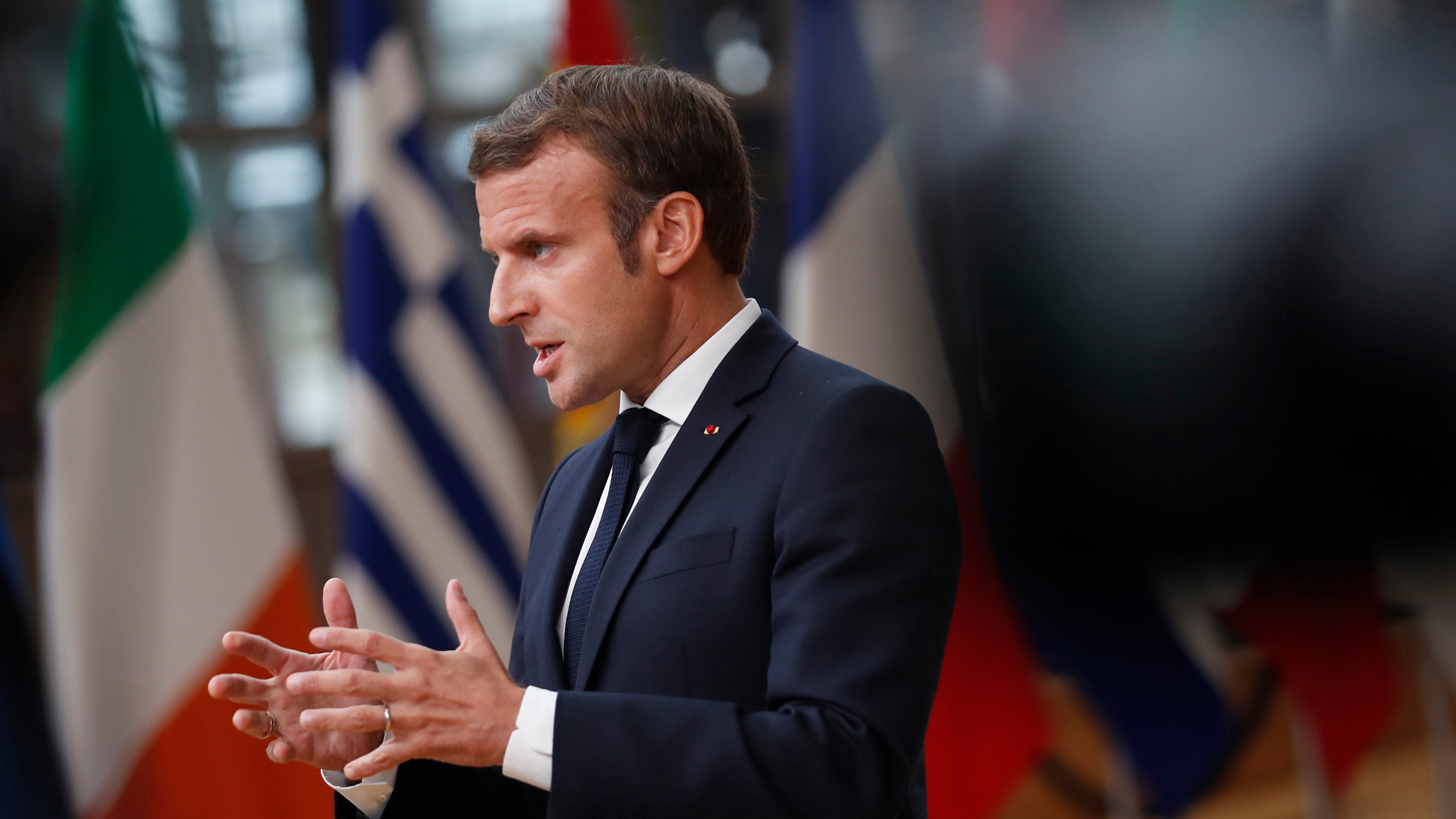 Macron positivo al virus (dopo il summit dell'Ue) Svezia, l'accusa del re