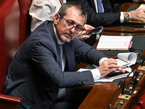 Chat di Delmastro si decide in Aula. La sinistra insorge e va alla Consulta