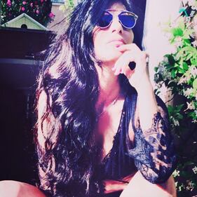 Pamela Prati sfoggia un microslip bollente 23