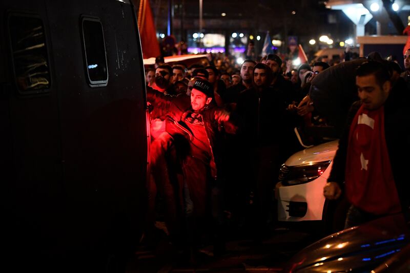 Amsterdam, scontri tra polizia e turchi 7