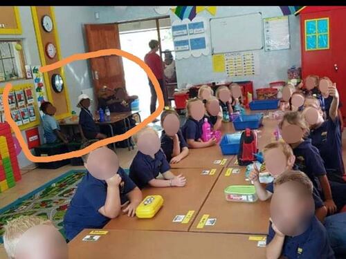 Bambini neri e bianchi in banchi separati: la foto che fa infuriare Sudafrica