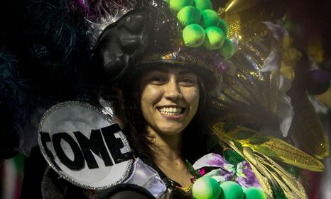 Brasile: la sfarzosa dei carri di Carnevale 4